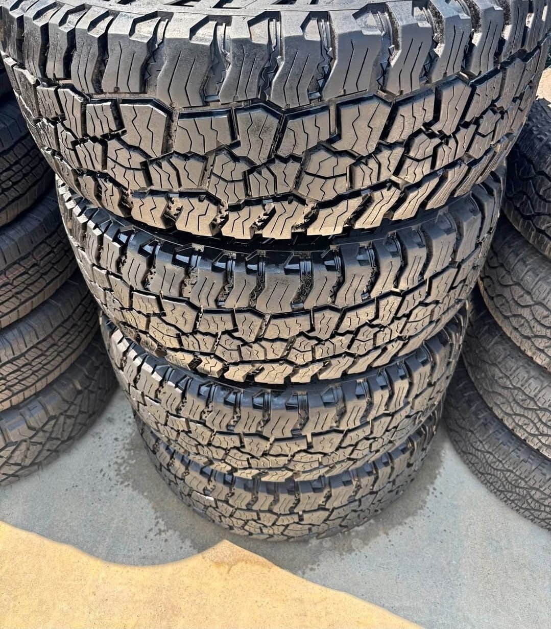 35X12.50/R20 Vendo Un Seth De Llantas De La Marca MIKEY THOPMSON