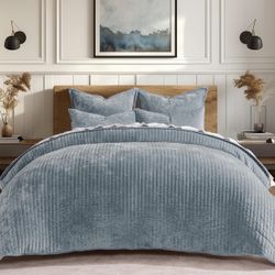 ERGRACE Velvet Quilt Set Queen Size, Luxurious Soft Striped Channel Bedding Set, Lightweight Velvet Comforter for All Season, Oversized Bedspread Cove