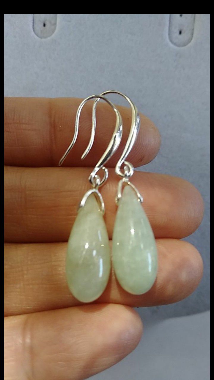 Pretty charming good luck genuine green Vyrma jade jadeist silver hooks earings 1.5"