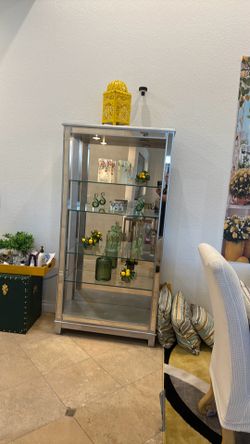 Mira China cabinet
