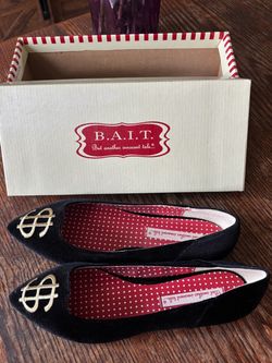 B.A.I.T. Woman’s Velvet Size 8 New