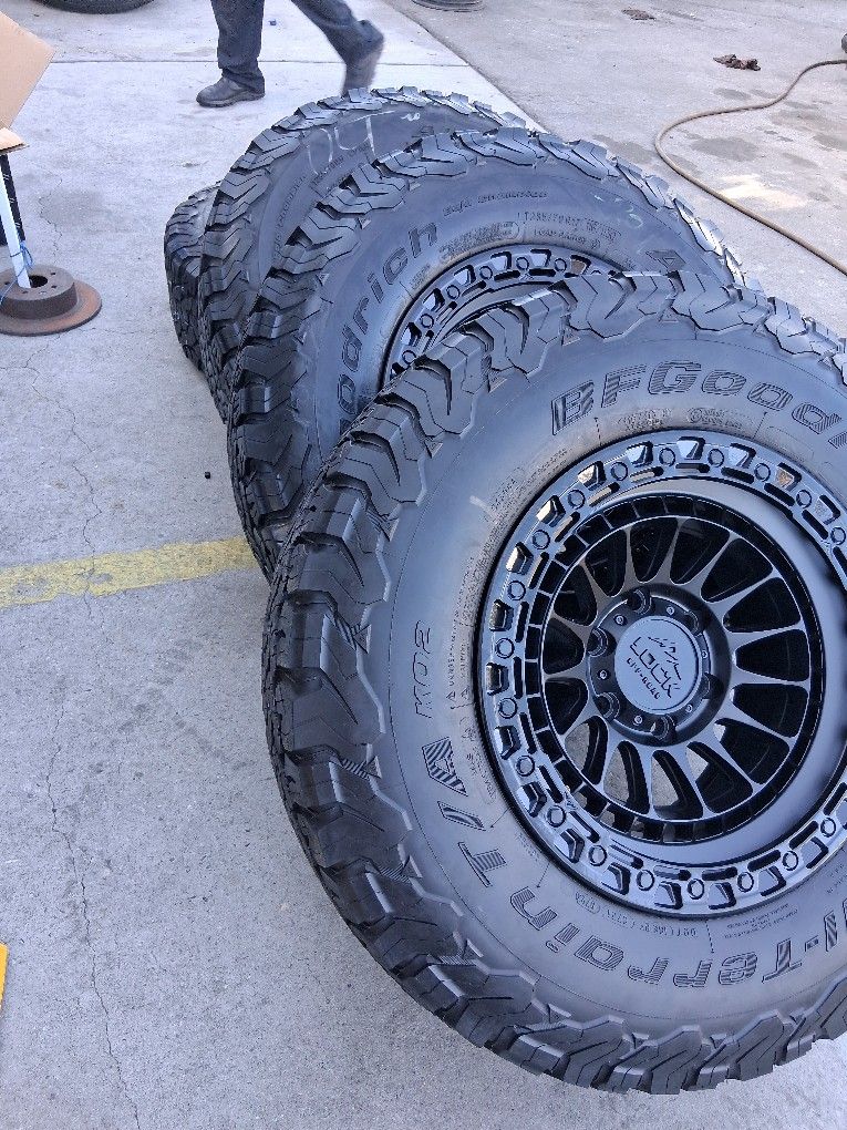 Vendo Un Set De Rines Con Llantas 265/70R17 BFGoodrich Instaladas Y Balansiadas Co 80% De Vida