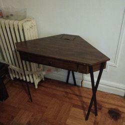 Tainoki Charging Desk | in Good Condition