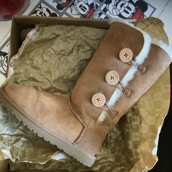 Bailey Button Triplet UGGS Size 6