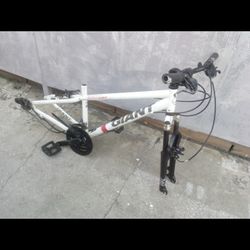 GIANT MOUNTAIN BIKE FOR SALE 