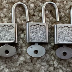 Small luggage locks with keys
