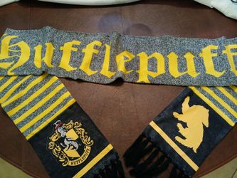 Harry Potter Hogwarts Hufflepuff scarf, poster and pin
