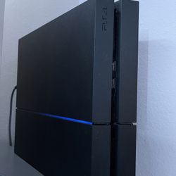 Playstation 4 With 11 Games And Four Remotes