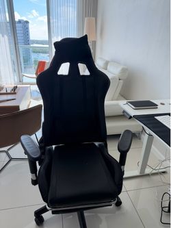 Black like new gaming chair