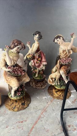 Estatuss porcelains 3 ft