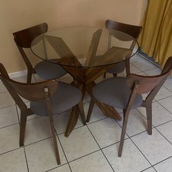 Lightly used 4 seat dining table 