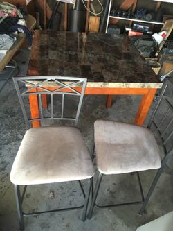 Table w/ 2 chairs
