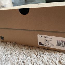 New UGG Kids' Adler Sneaker size 5 Big Kid