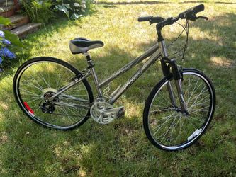 Women’s hybrid bike
