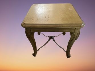 Elegant wooden coffee table with round glass insert