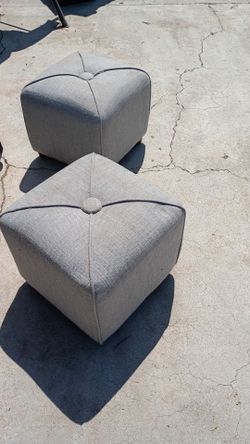 2 mini ottomans