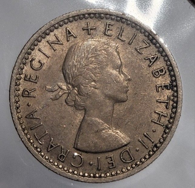 1961 Great Britain Queen Elizabeth II Sixpence Lucky Wedding Coin 23.5mm 2.83g Coin. The coin appears to be in circulated condition, showing wear and 