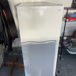  Apartment Size Refrigerator 1 Year Old