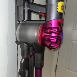 DYSON CORDLESS VACUUM V7