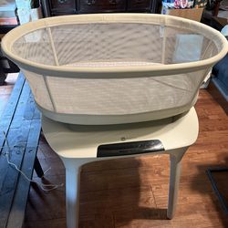 4 moms mamaroo bassinet barely used