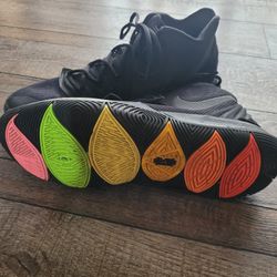 Kyrie Basketball Shoes Mens Size 10.5