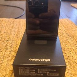 Galaxy Z Flip 5 For Sale 400