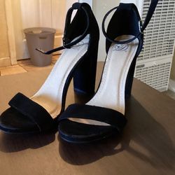 $7 WOMENS BLACK SUEDE LIKE HEELS  (size 8)