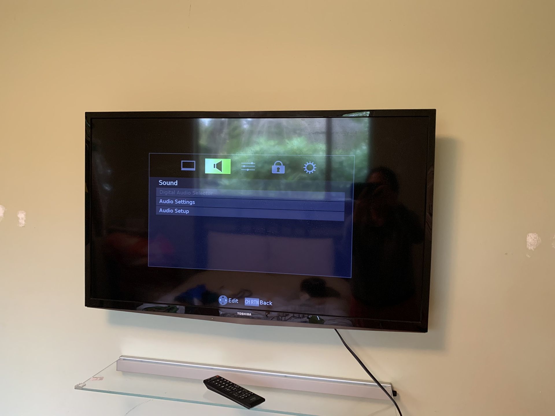 Toshiba 40” model 40l5200u came with stand