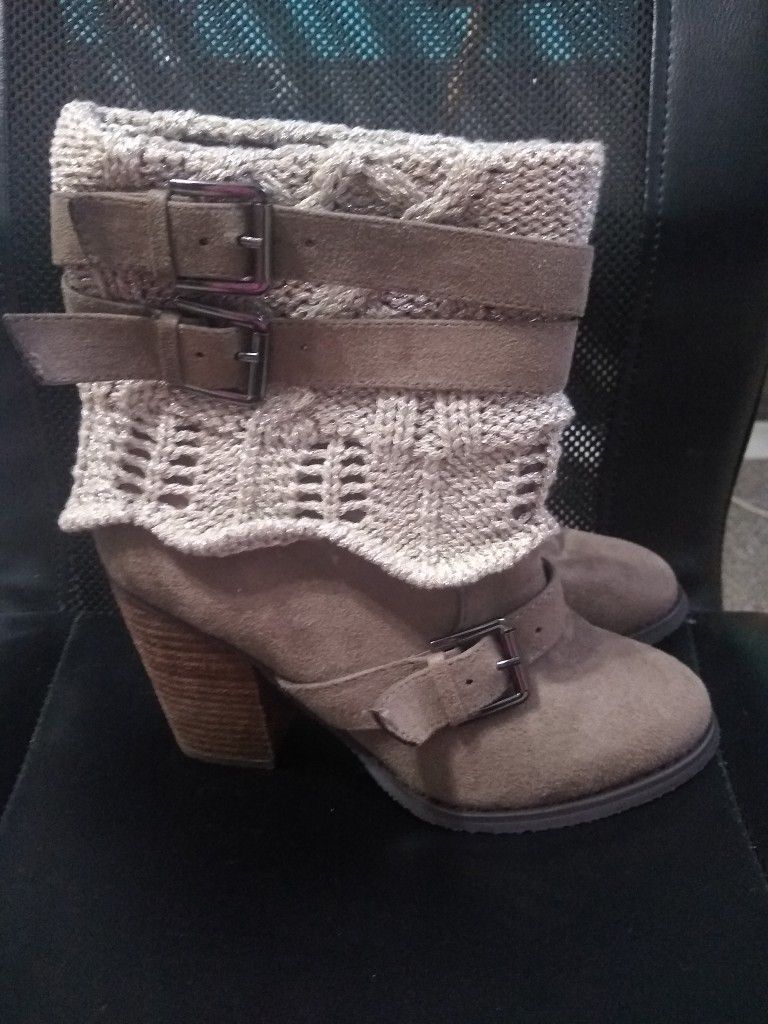 Size 7 Boots By Venus 