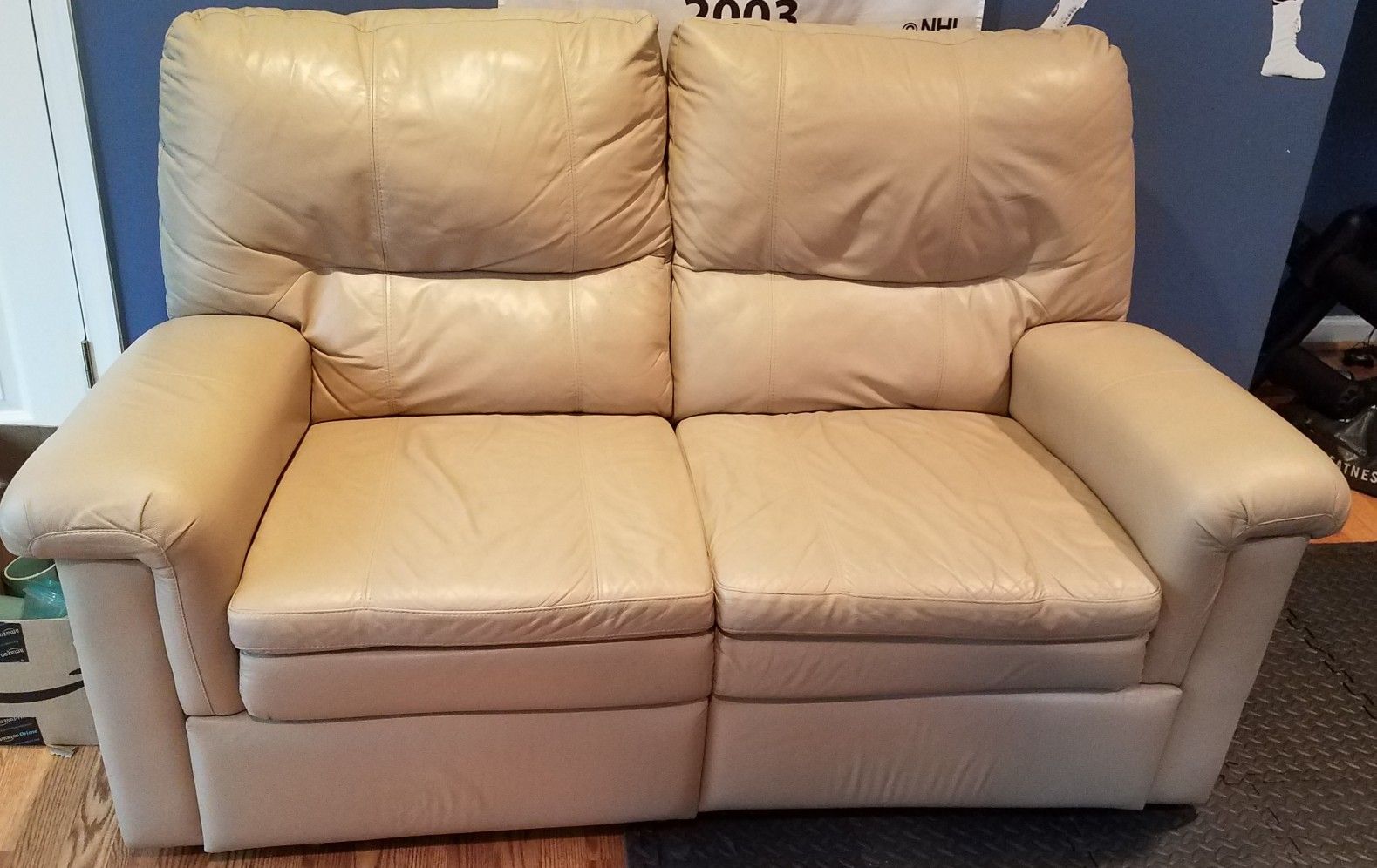 Leather loveseat recliner