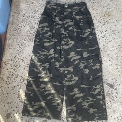“O-CROWORLD” Y2K Baggy/Flared Camo Pants size small