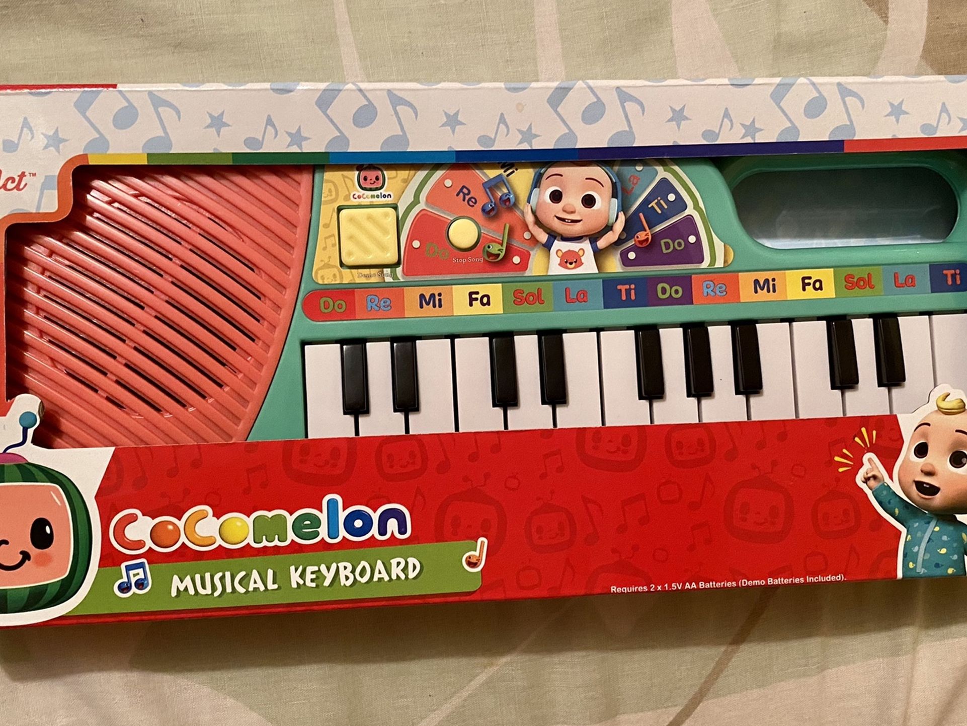 6 PACK FIGURES ,MUSICAL KEYBOARD ND MUSICAL TRACTOR !