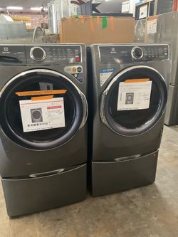 New Electrolux Side By Side on Pedestals Front Load Washer & Gas Dryer SET in Platinum.