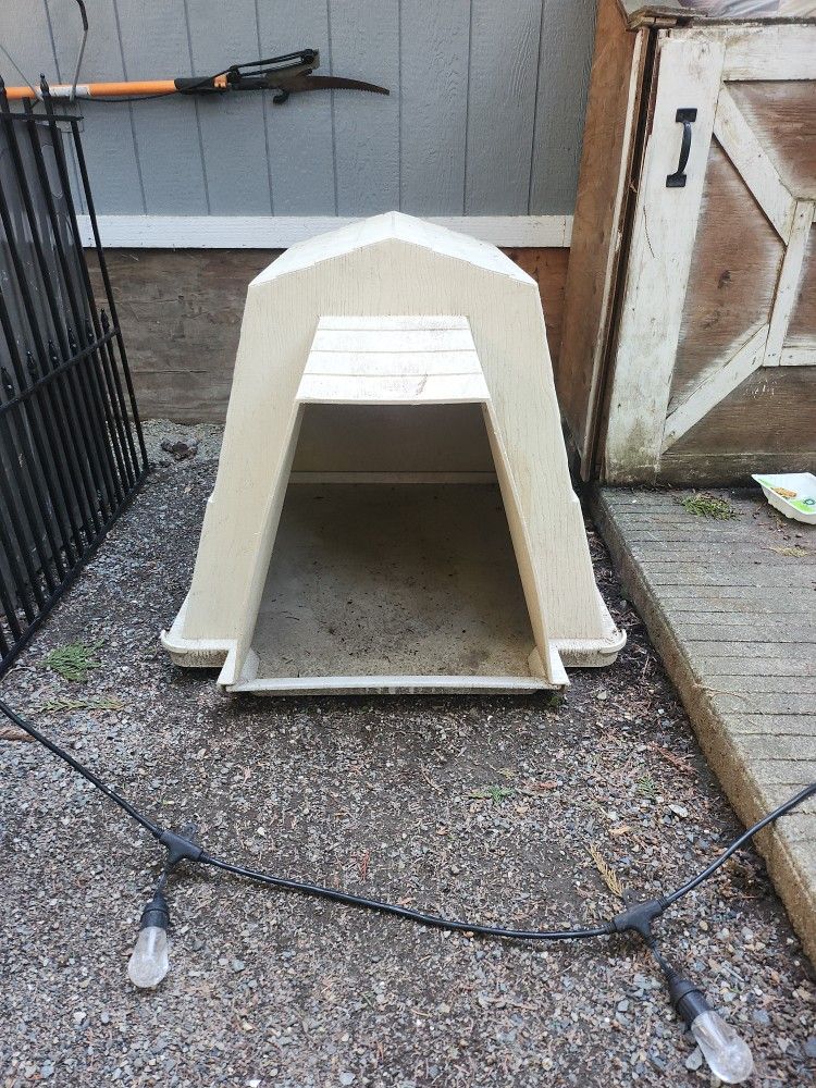 Large / Extra Large Dog House
