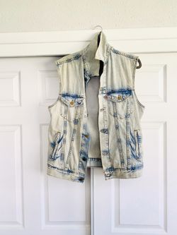 Levi sleeveless light acid washed jean jacket - Medium