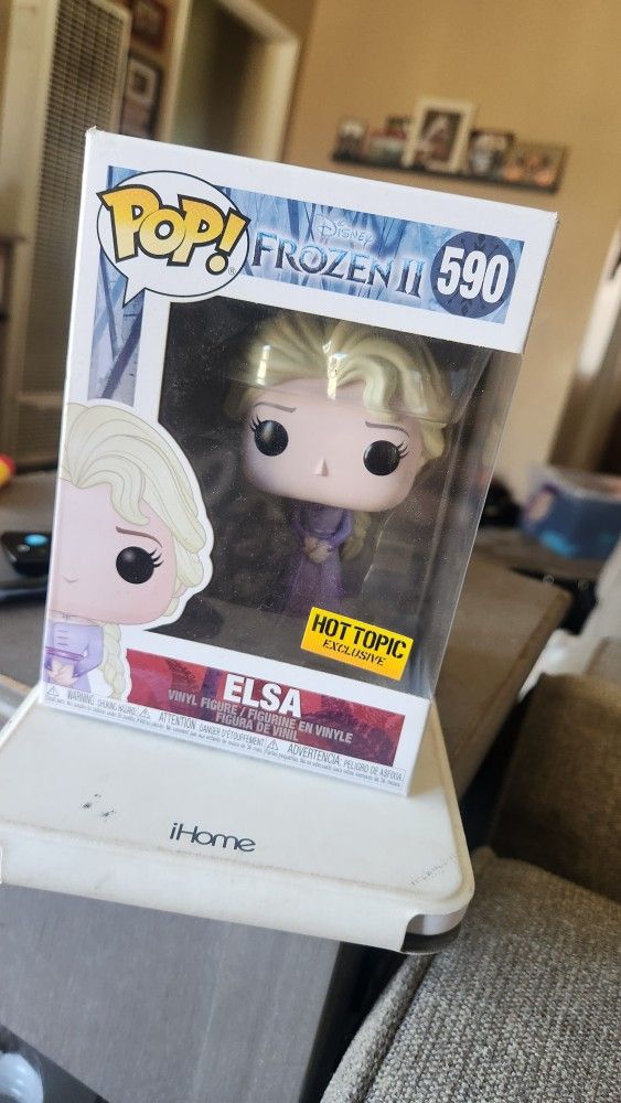 Funko Pop ELSA From Frozen 590 Hot Topic Exclusive