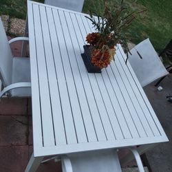 Beautiful Outdoor Patio Dining Set In Good Condition 