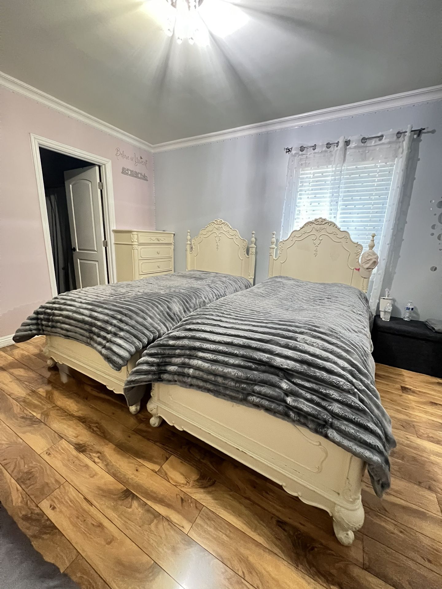 >> BEDROOM SET, 2 BEDS, DRESSER, DESK <<