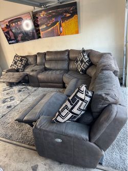 * Like New * Living Spaces 6pc Modular electric reclining sectional ( Free Delivery )
