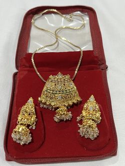 Costume Jewelry set - Necklace with matching earrings- pierced