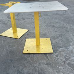 Mesas de tapa aluminio  y base de metal las sillas son de plástico y aluminio