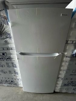 Refrigerator Frigidaire 30”  Top Freezer in White