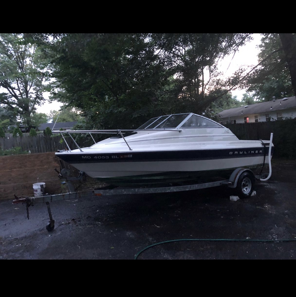 1995 Bayliner Capri Cabin Boat