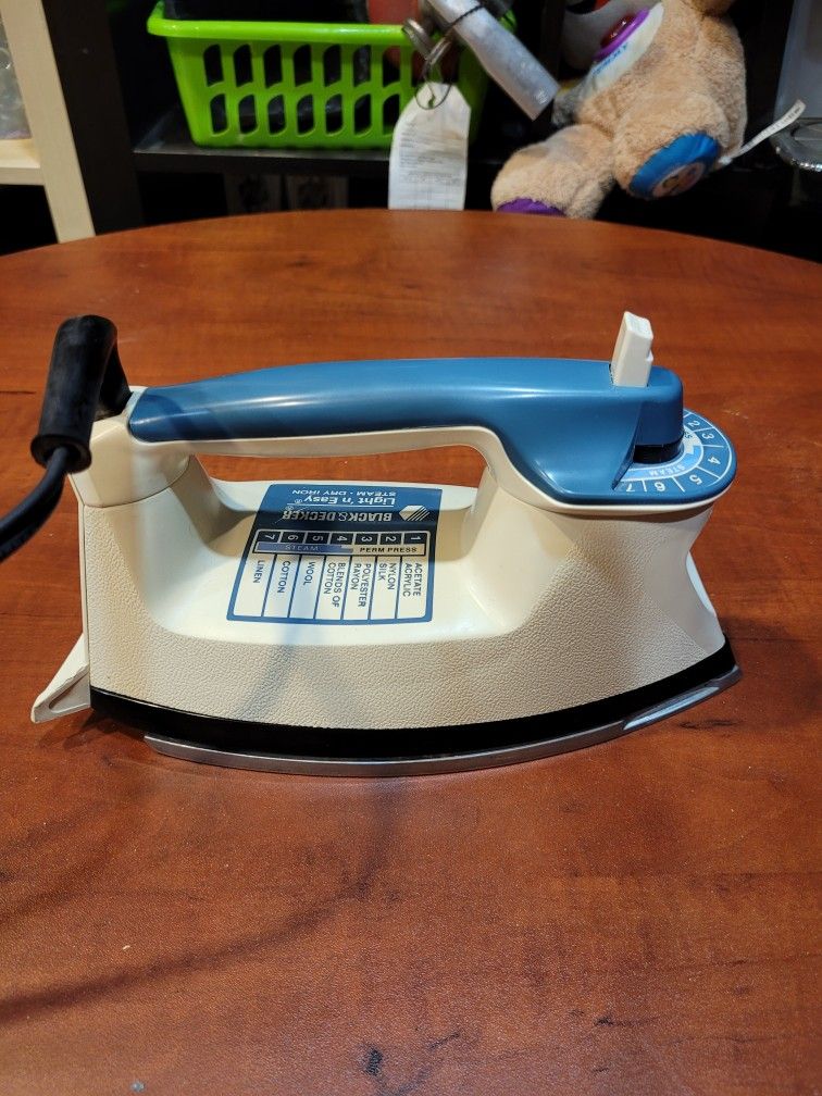 Vintage Black & Decker Light n Easy Steam Spray Dry Iron F394SW

