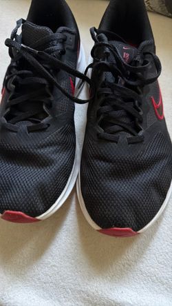 Tenis para hombre poco uso size 10.5   $30.   Precio fijo pueden verlos