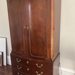 Baker Bow Front Georgian Style Mahogany Entertainment Armoire 