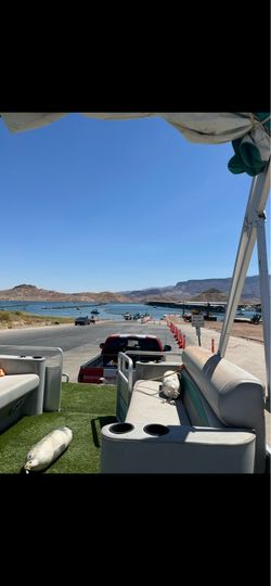 Pontoon boat