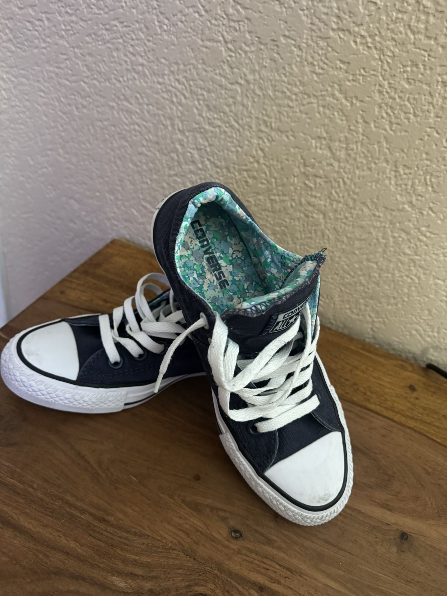 Women’s Converse Size 7
