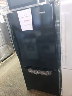 whirlpool side 30 wide by 67 botton freezer with ice maker new open box