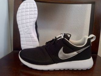 New Nike Roshe size 6.5 Youth $35